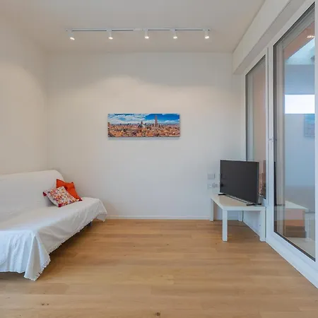 Guesthost - Hills View - Stunning Attic With Terrace דירה